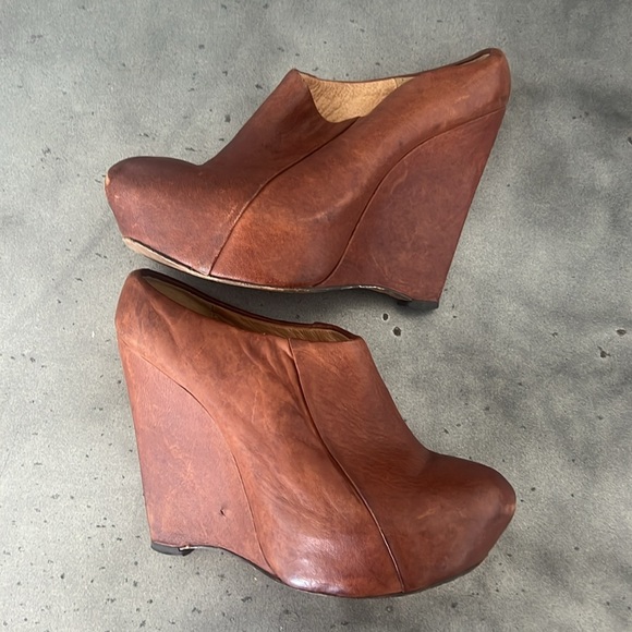 Very Unique L.A.M.B. Leather Wedges - Picture 3 of 6